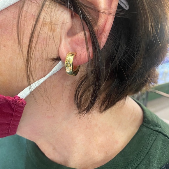 14K SOLID YELLOW REAL GOLD CLIP ON Huggie Hoops 2.60gr - Picture 3 of 8